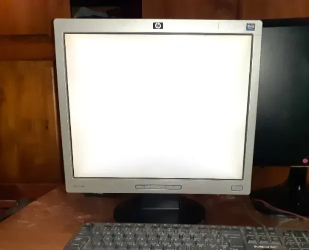 Monitor 17 HP L1706 (Com Defeito)