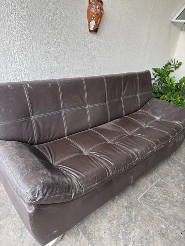 Sofá de couro artificial gasto 