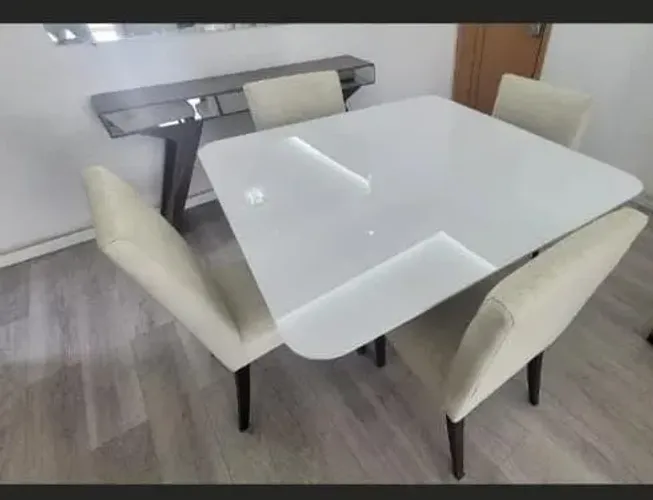 Mesa de jantar em Laka
