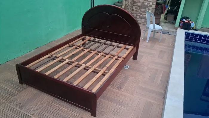 Cama de casal em madeira a preço de banana.