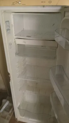 Geladeira grande somente a estrutura, está sem motor, valor: 250,00