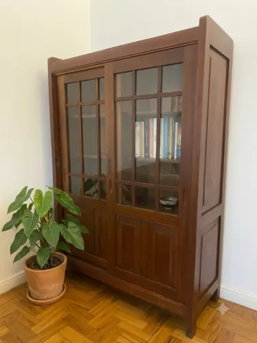 Estante / Biblioteca em Madeira Maciça com Portas de Correr