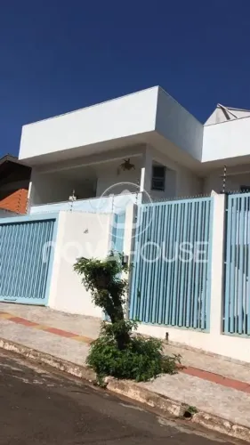 SOBRADO EM LOCALIZAÇÃO PERFEITA PARA CLÍNICA OU ES