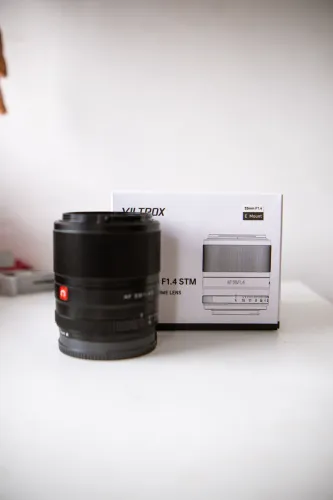 Viltrox 33mm 1.4 em estado de zero.