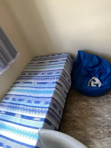 Cama de solteiro completa e puff