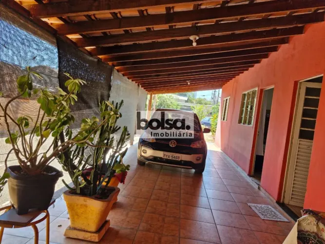 TERRENO COM DUAS KITNETS COM SALA, QUARTO, COZINHA E BANHEIRO