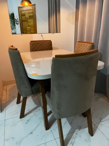 Vendo mesa com 4 cadeiras