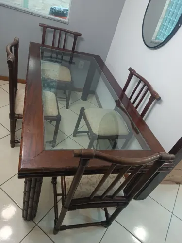 Mesa de jantar em madeira de lei com seis cadeiras elegância e durabilidade 