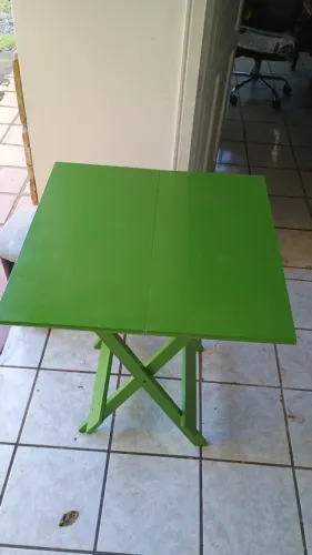 Mesa Dobrável Verde Madeira 70x70 cm - Resistente e Compacta