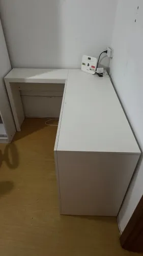 Escrivaninha em L com gavetas