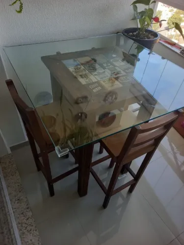 Mesa com 4 brancos 0,60 X 0,60 X 1.00 de alt. com tampa de vidro de brindex1,00 X 100 mt