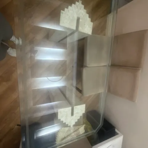 Mesa tampo de vidro apoio em marmore