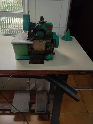 Máquina de costura overclock