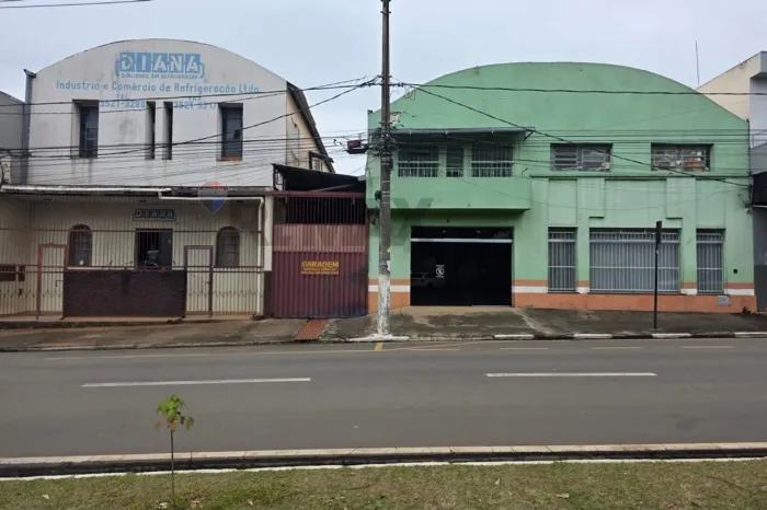 Galpão Comercial à Venda em Passos, MG! Localização Privilegiada, Oportunidade para Invest