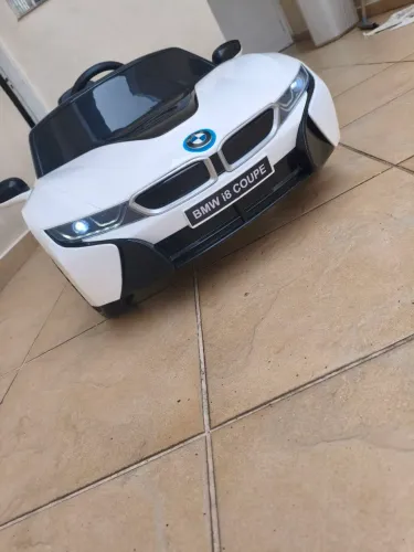 Carro elétrico BMW i8 c/ controle bateria 12v