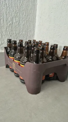 Engradado de cerveja com garrafas Litrinho 300ml 18 unidades