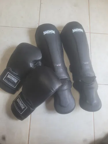 Luvas e caneleiras Maximum.