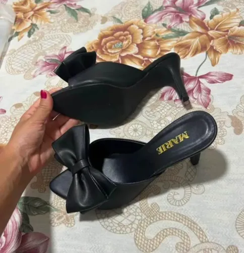 Salto preto com laço 