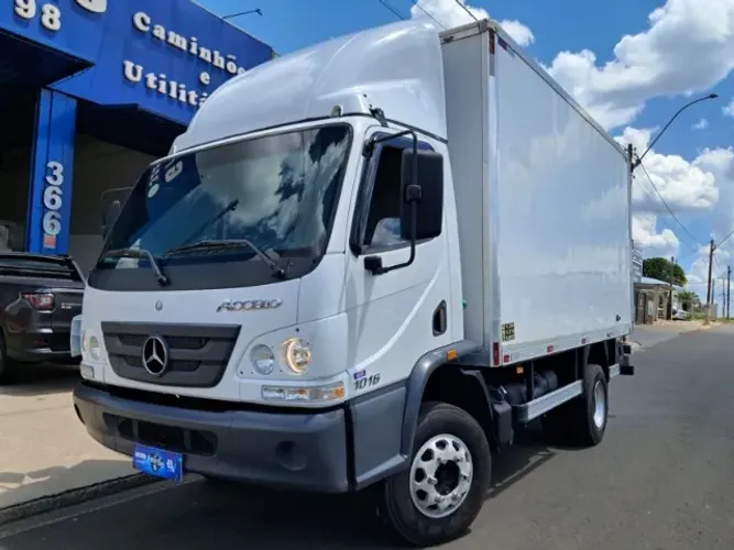 MB Accelo 1016 4X2 CE Baú Carga Seca VUC - (2018)
