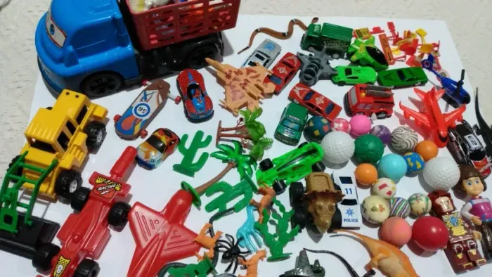 Lote de brinquedos carrinhos bolinhas bonecos para menino.