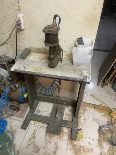 Máquina pneumática de botões ilhós
