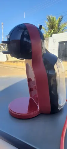 Cafeteira doce gusto,pouco usada. Valor da venda 240 e vem com um suporte mpf. *