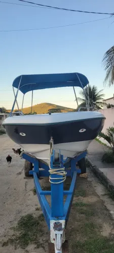 Lancha BABY ,em excelente estado, pronta para navegar.