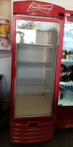 Cervejeira/expositora .