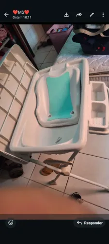 Banheira para bebê com suporte para sabonete e toalha com trocador.