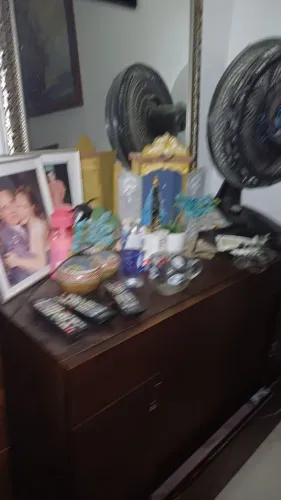 Vende- comoda de 4 gavetas madeira macica em otimo estado conservacao