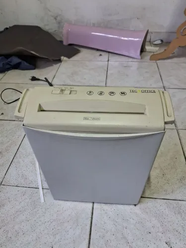 Triturador/Fragmentador de papel elétrico 110V Tech office, funcionando