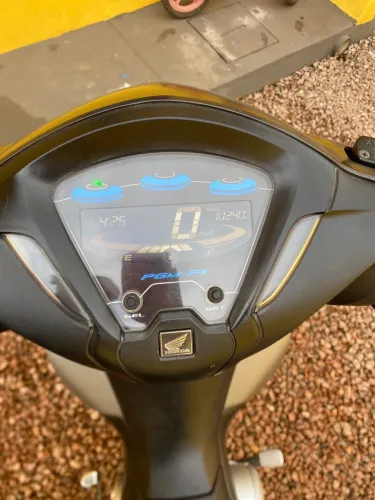 Vendo biz 2023 moto muito bem conservada.