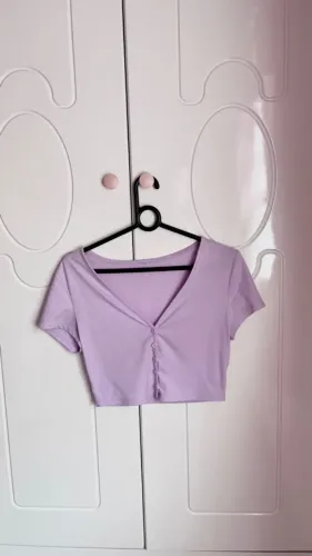 camiseta lilás de botões