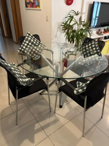 Mesa de jantar redonda com tampo de vidro