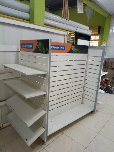 Expositor resistente 4 lados, com 20 ganchos