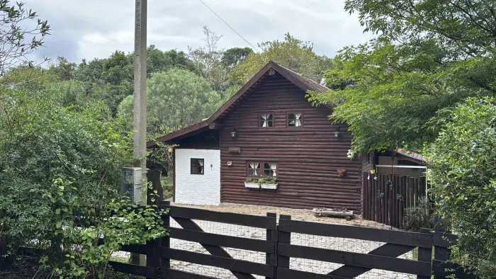 Chalé charmoso em condomínio fechado próximo Br277 borda do campo