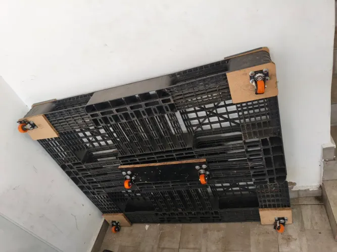 Pallet de plástico reforçado com rodinhas e trava