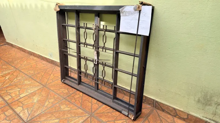 Janela de correr Folhas Quadriculada Central 100x120x12cm