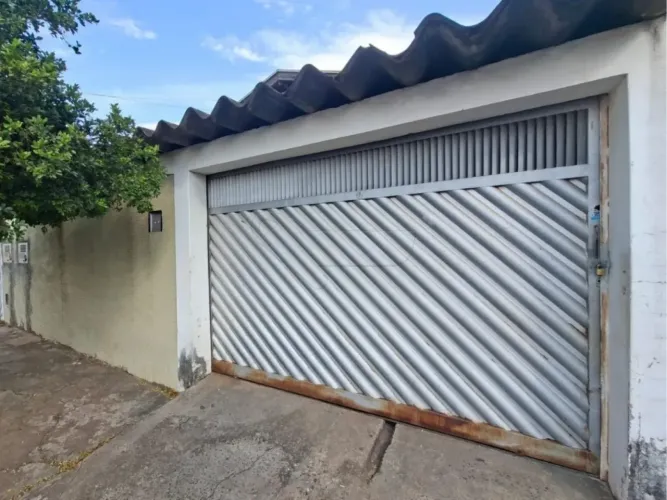 Casa residencial com 03 quartos no Jardim São Francisco.
