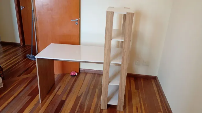 Mesa de computador nova com cadeiras