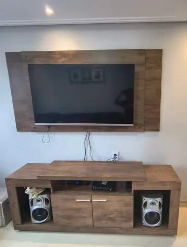Rack com Painel da marca Caemmum na cor amadeirado, com 1,73 de largura em bom estado.
