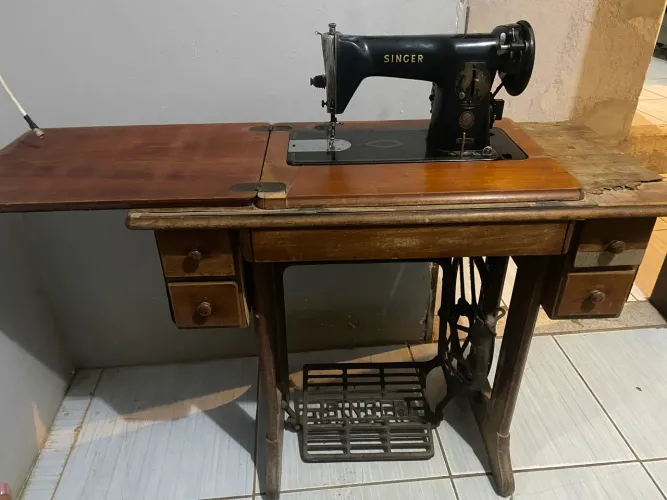 Máquina de Costura Singer Antiga com Motor e Mesa Original