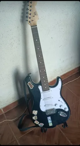 Stratocaster Konig, +R$200 leve Amplificador