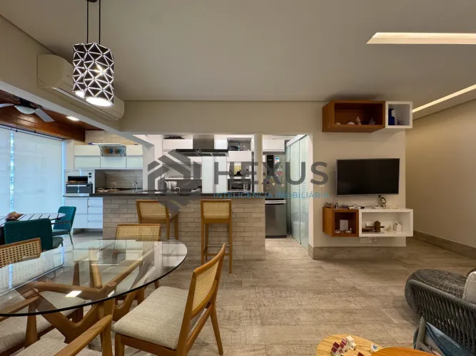 Apartamento reformado com varanda e lazer a uma quadra da Praia das Pitangueiras, Guaruja