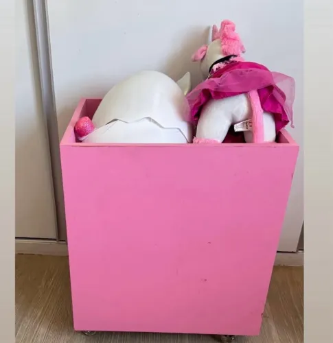 Caixa rosa de MDF com rodinhas