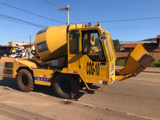 AUTO BETONEIRA 2.5T Ano 2016 500 hs