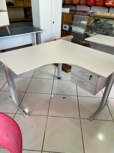Mesa para escritório em L com gaveta