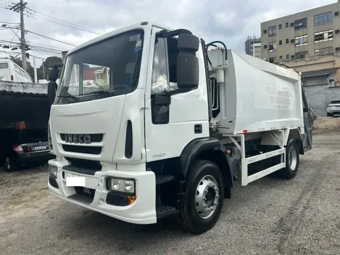 Caminhão compactador Iveco 2017/2018