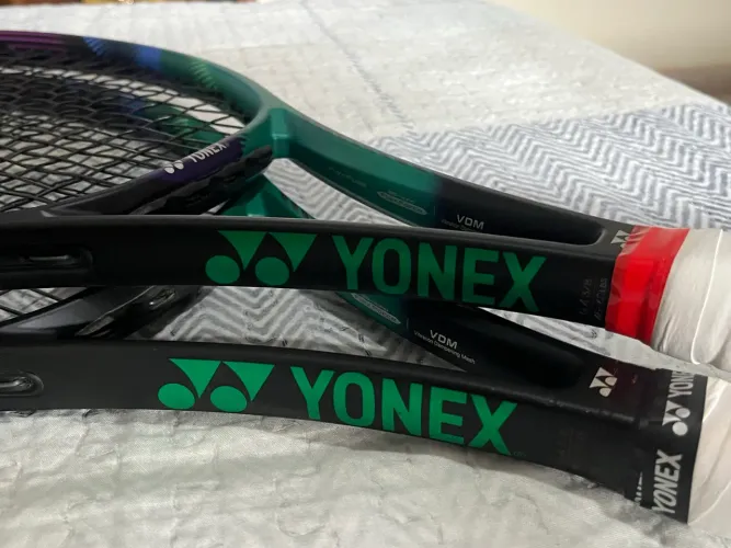 Par de Raquete Yonex Vcore Pro 97D L3