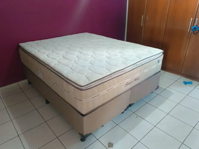 Cama queen size com colchões sleep Max confortável